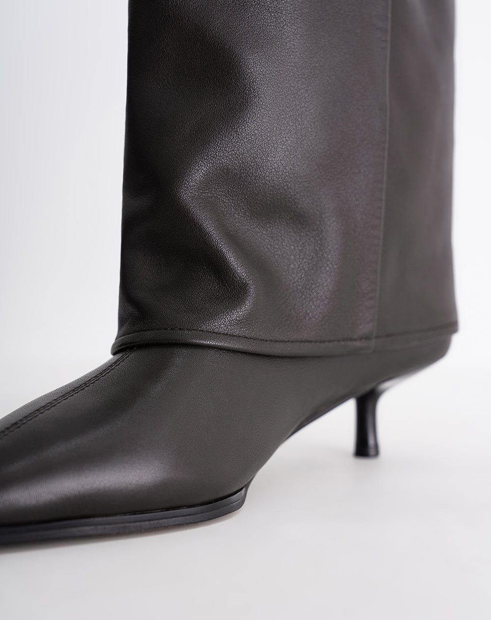 Bota media caña en cuero tacón delgado Ana Beliza