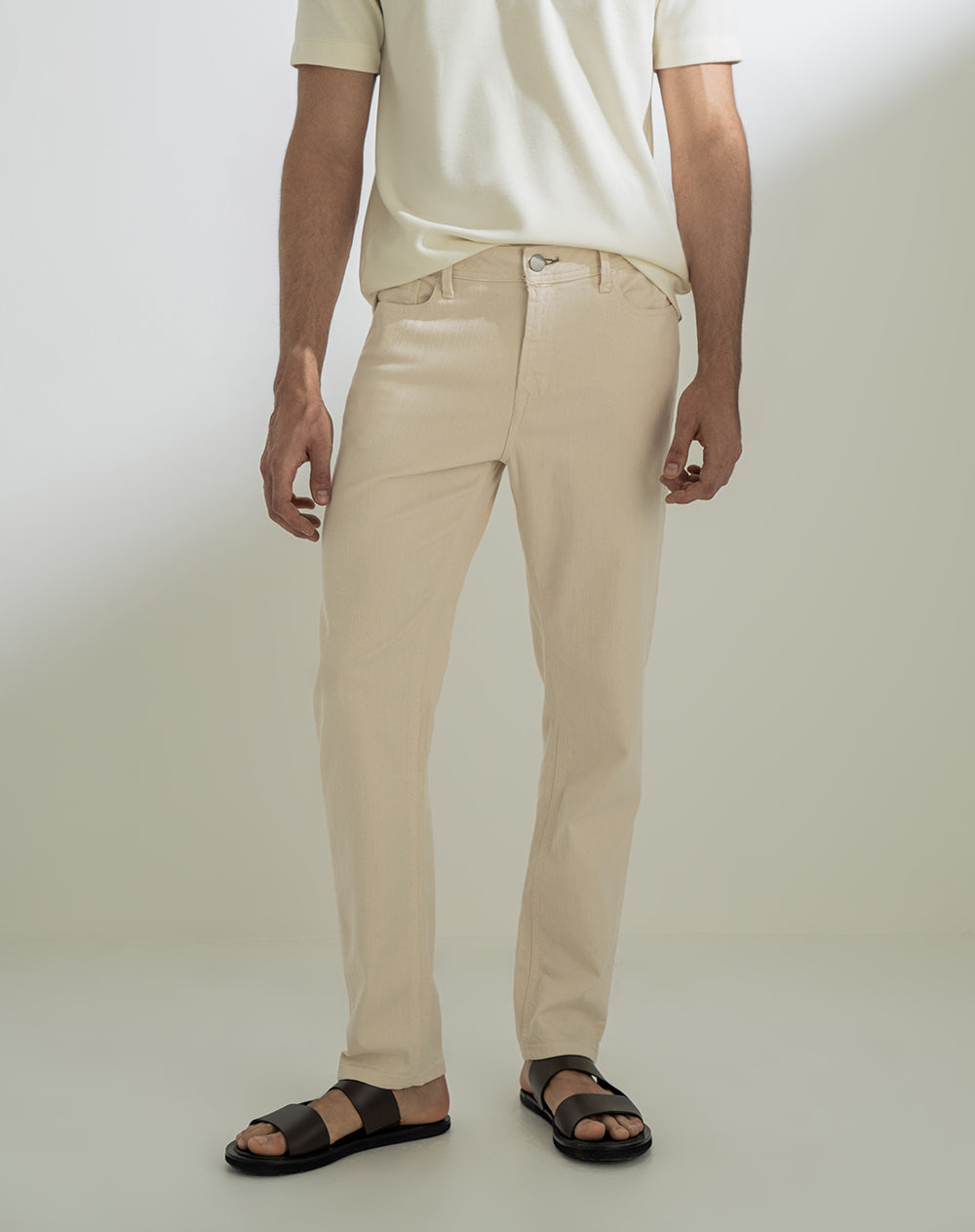 Pantalón regular fit tiro medio denim crudo