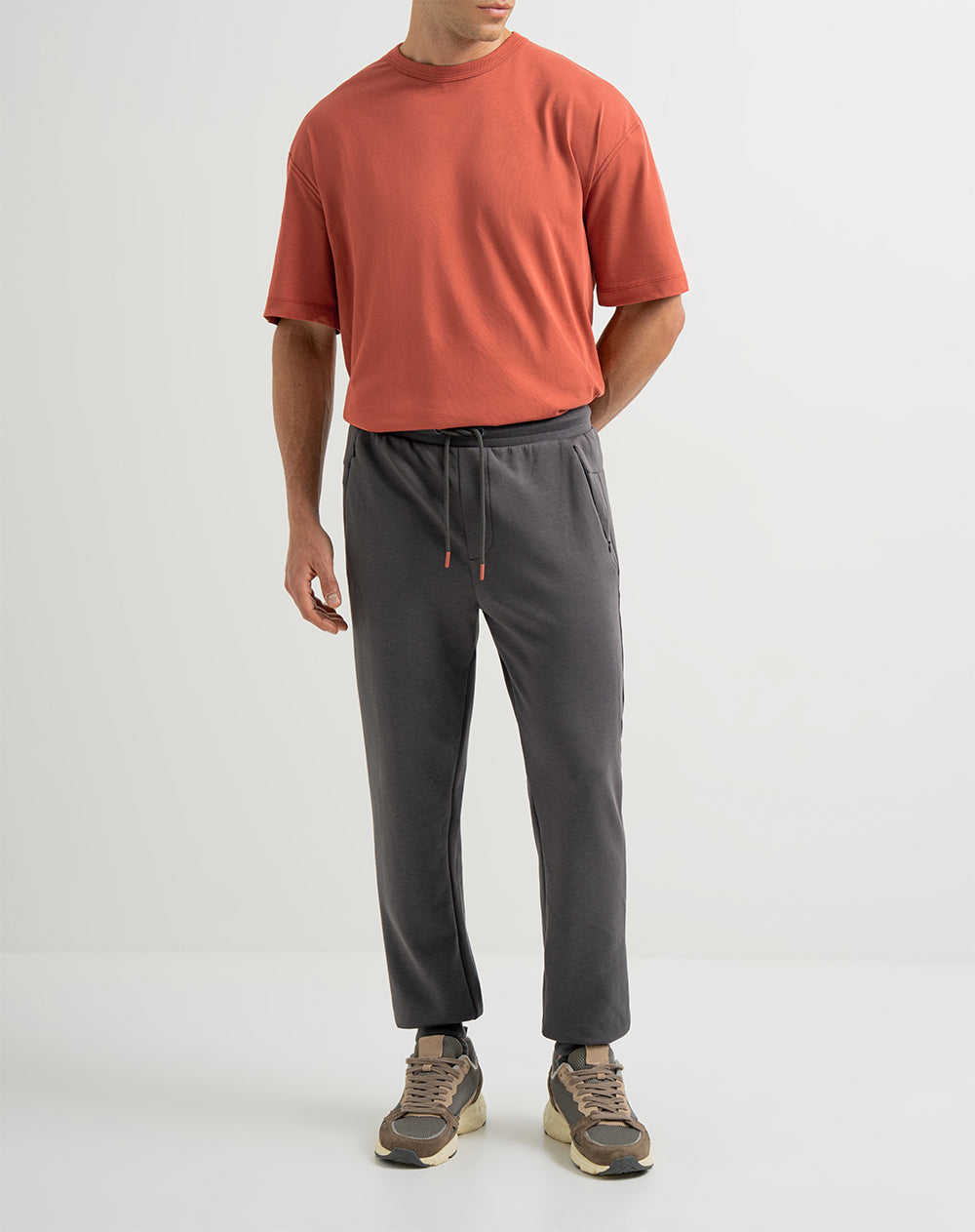 Jogger algodón sostenible semi ajustado gris oscuro para hombre