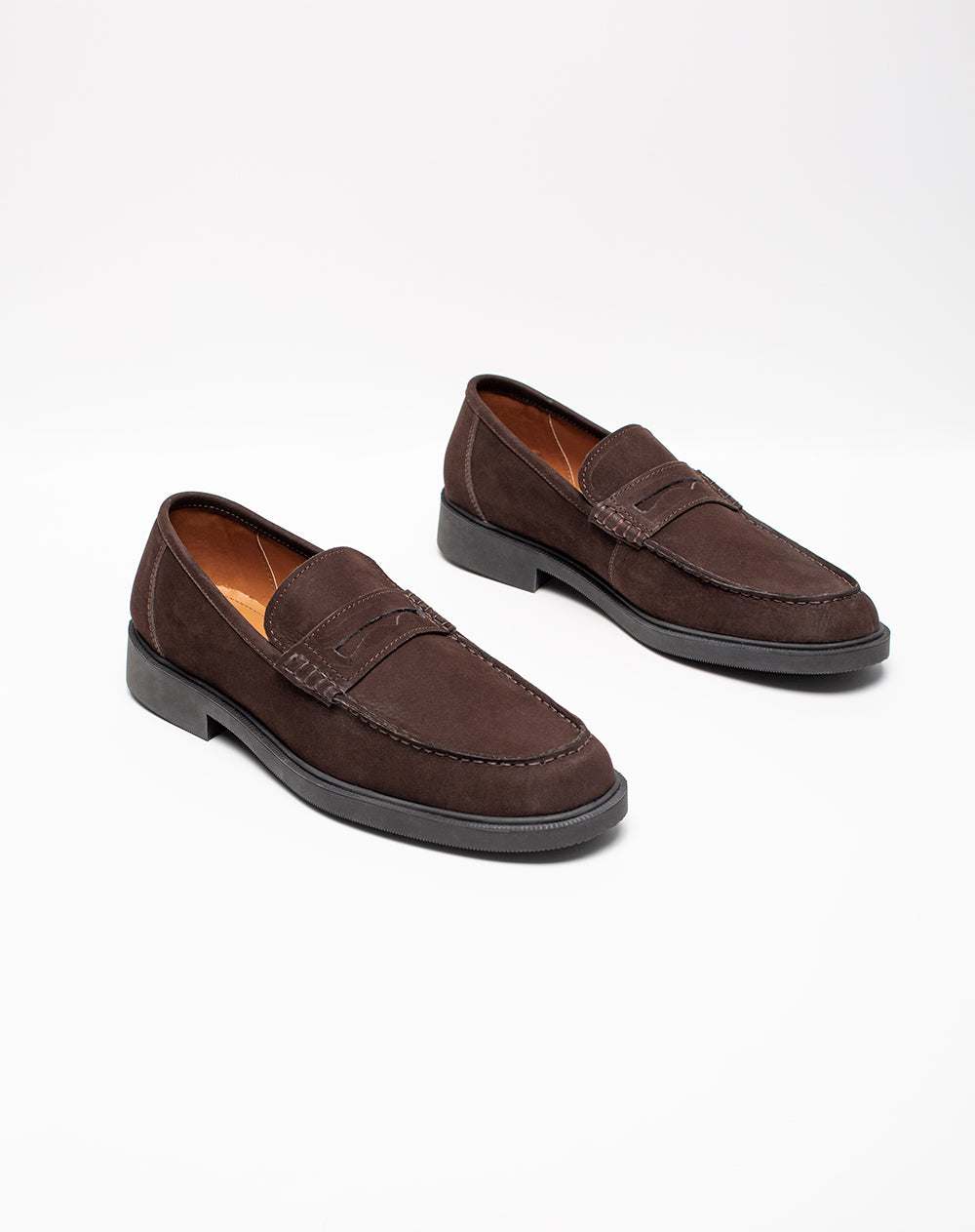 Mocasines en cuero cafés