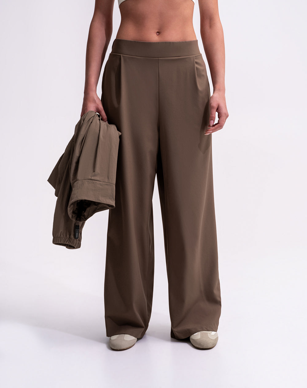 Pantalón deportivo tiro medio secado rápido café mujer