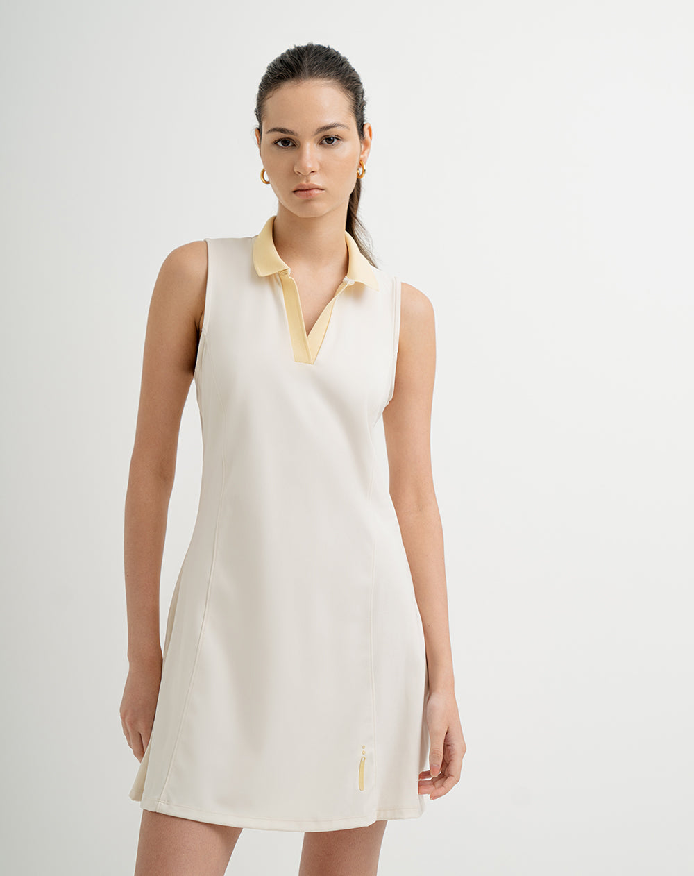 Vestido deportivo cuello tipo polo avena para mujer