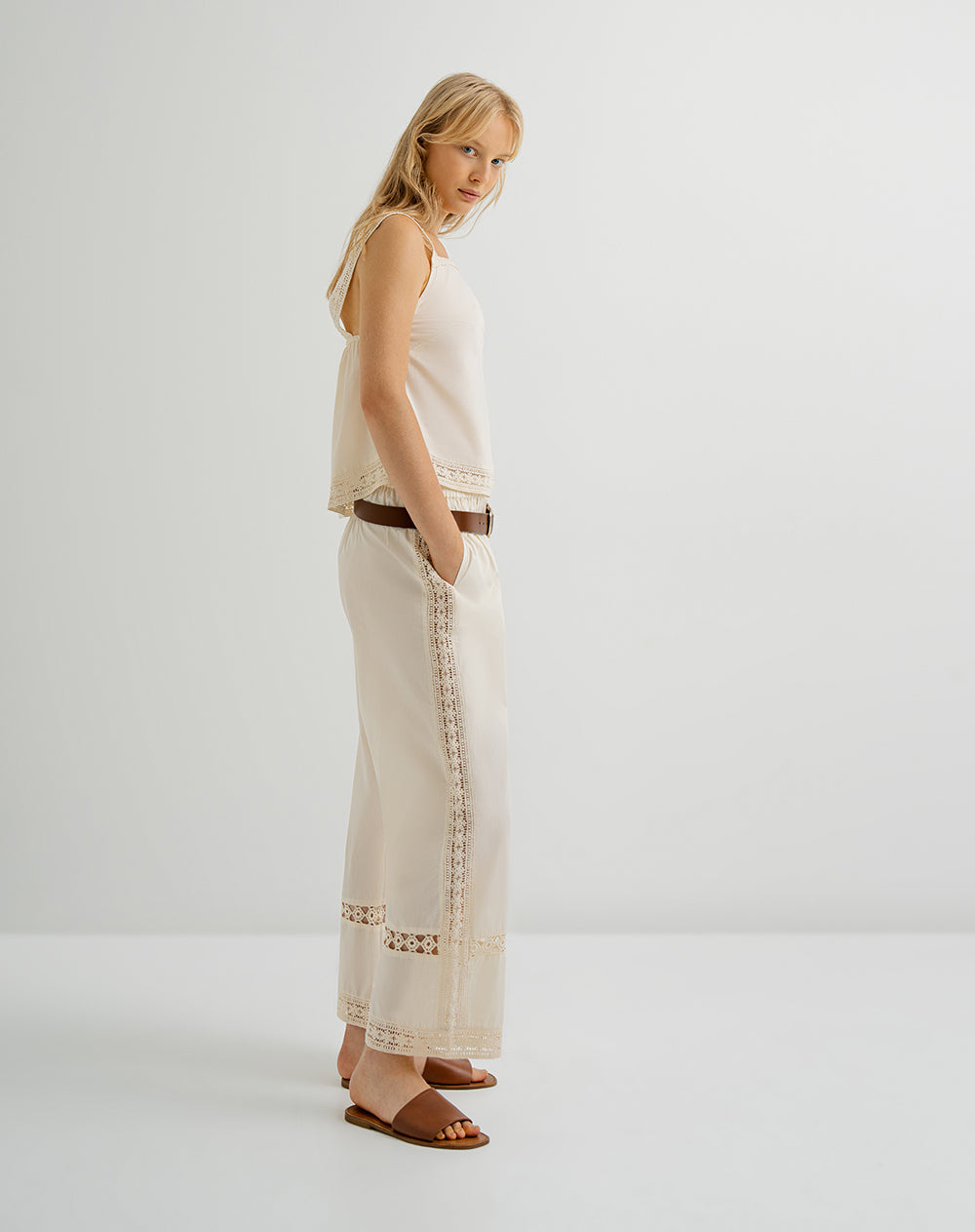 Pantalón relaxed fit tiro alto crudo
