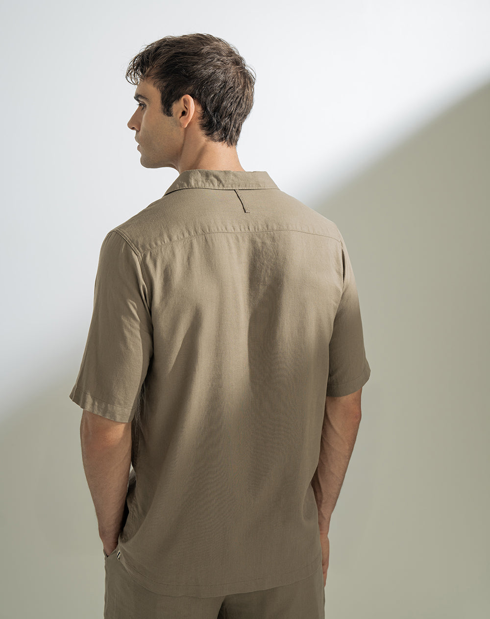 Camisa manga corta regular bolsillo frontal taupe hombre
