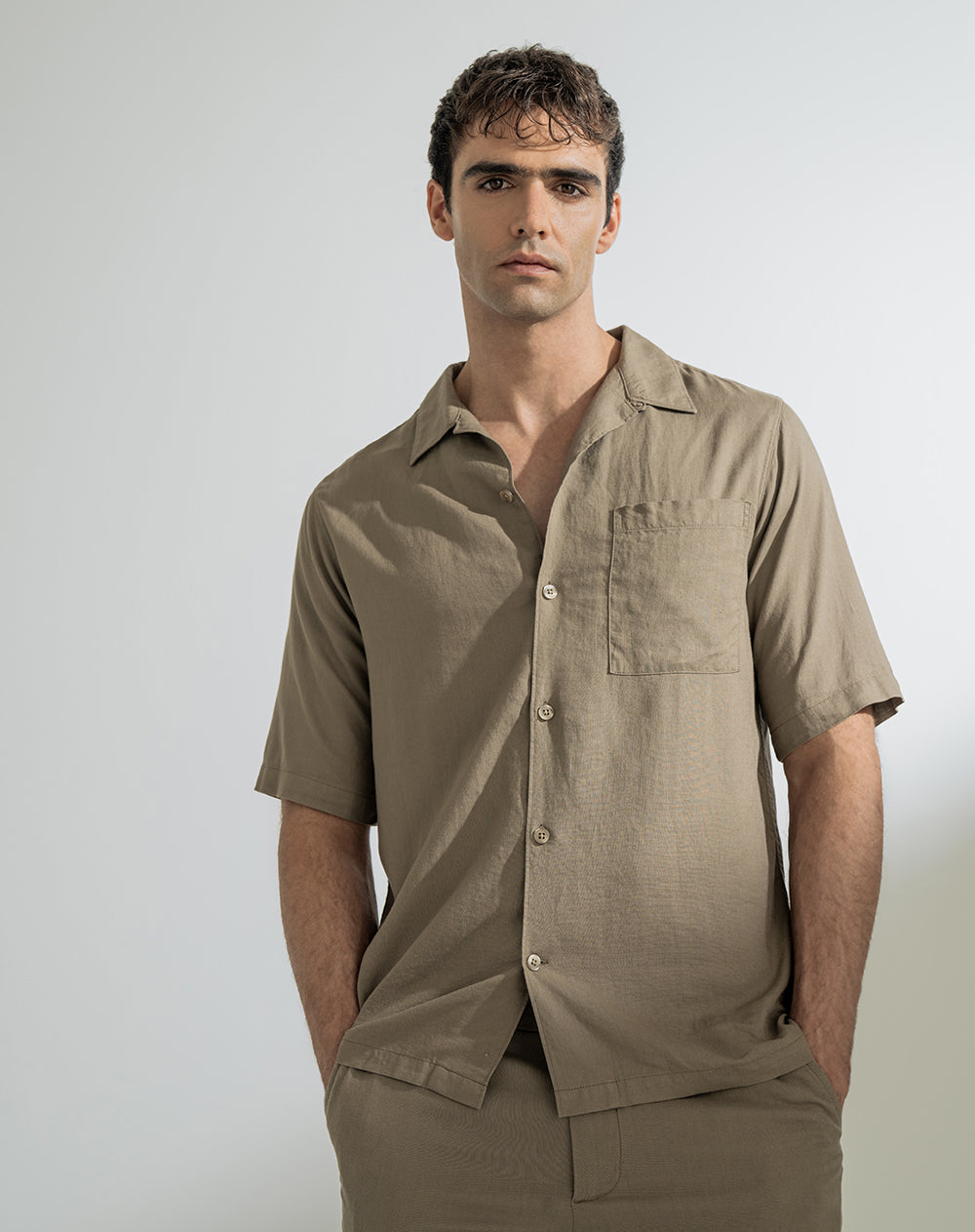 Camisa manga corta regular bolsillo frontal taupe hombre