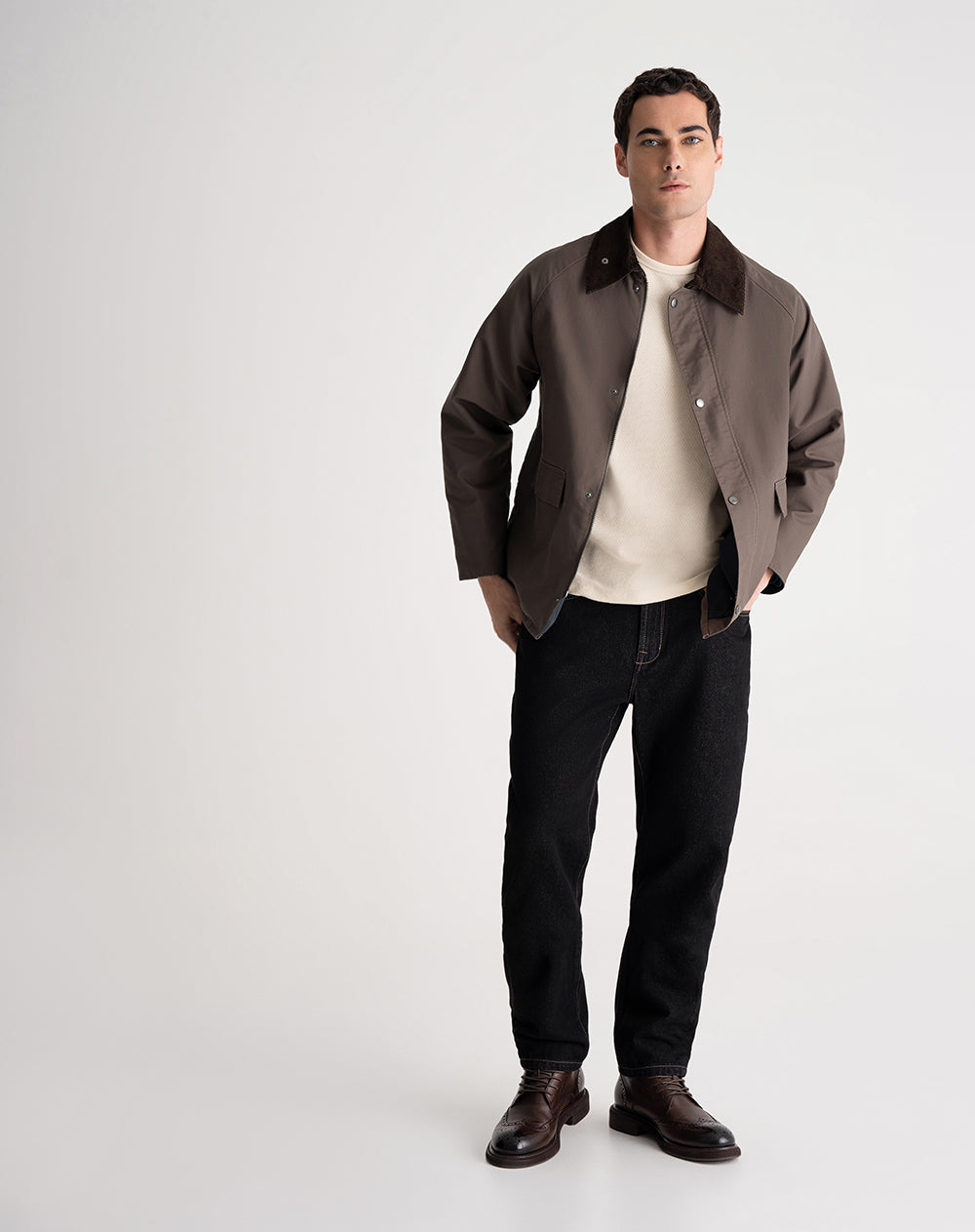 Jean recto regular doblez en bota negro hombre