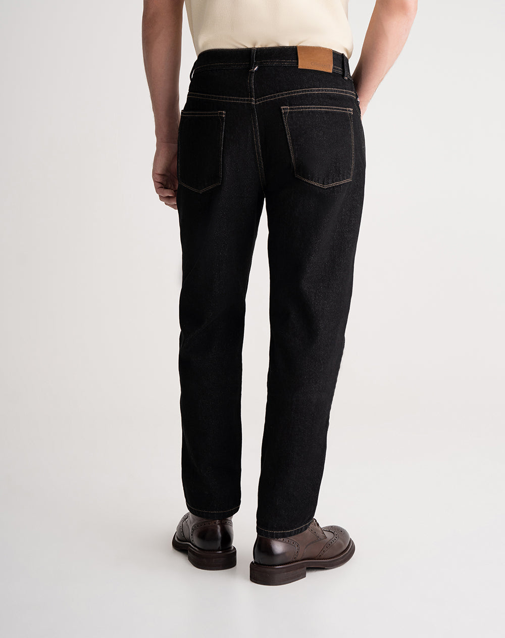 Jean recto regular doblez en bota negro hombre