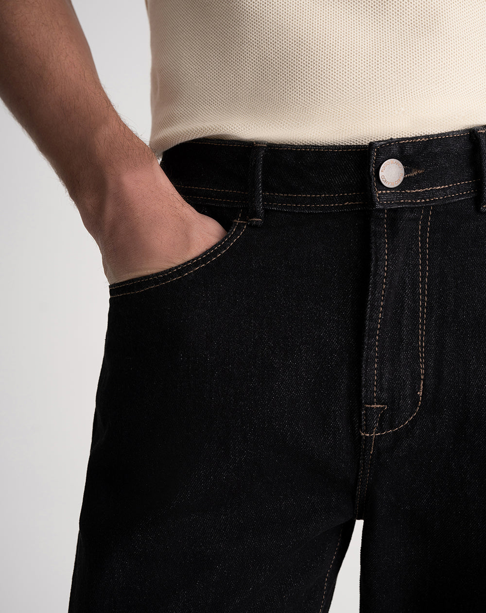 Jean recto regular doblez en bota negro hombre