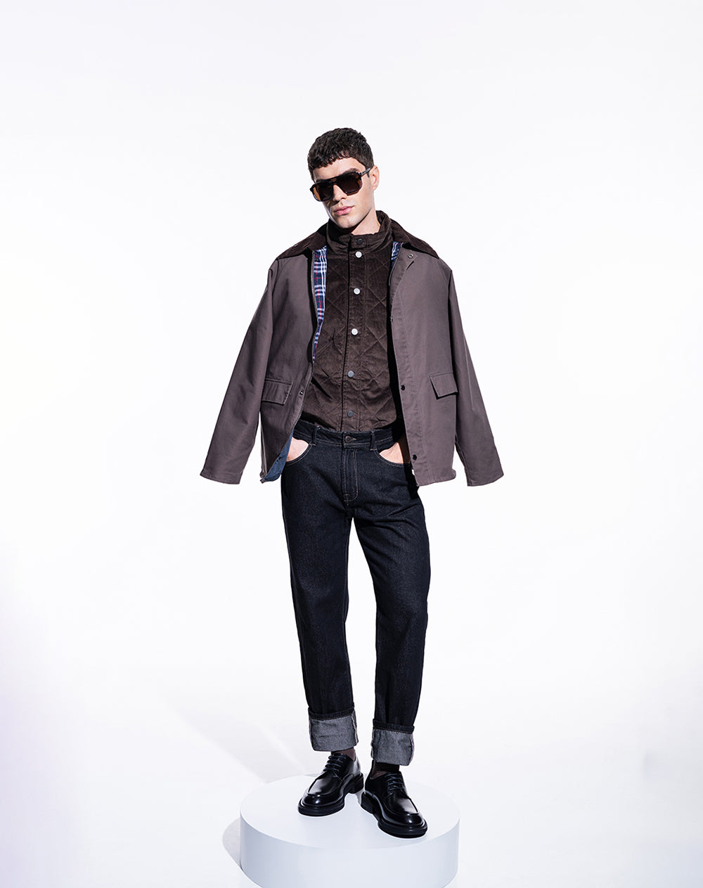Jean recto regular doblez en bota negro hombre