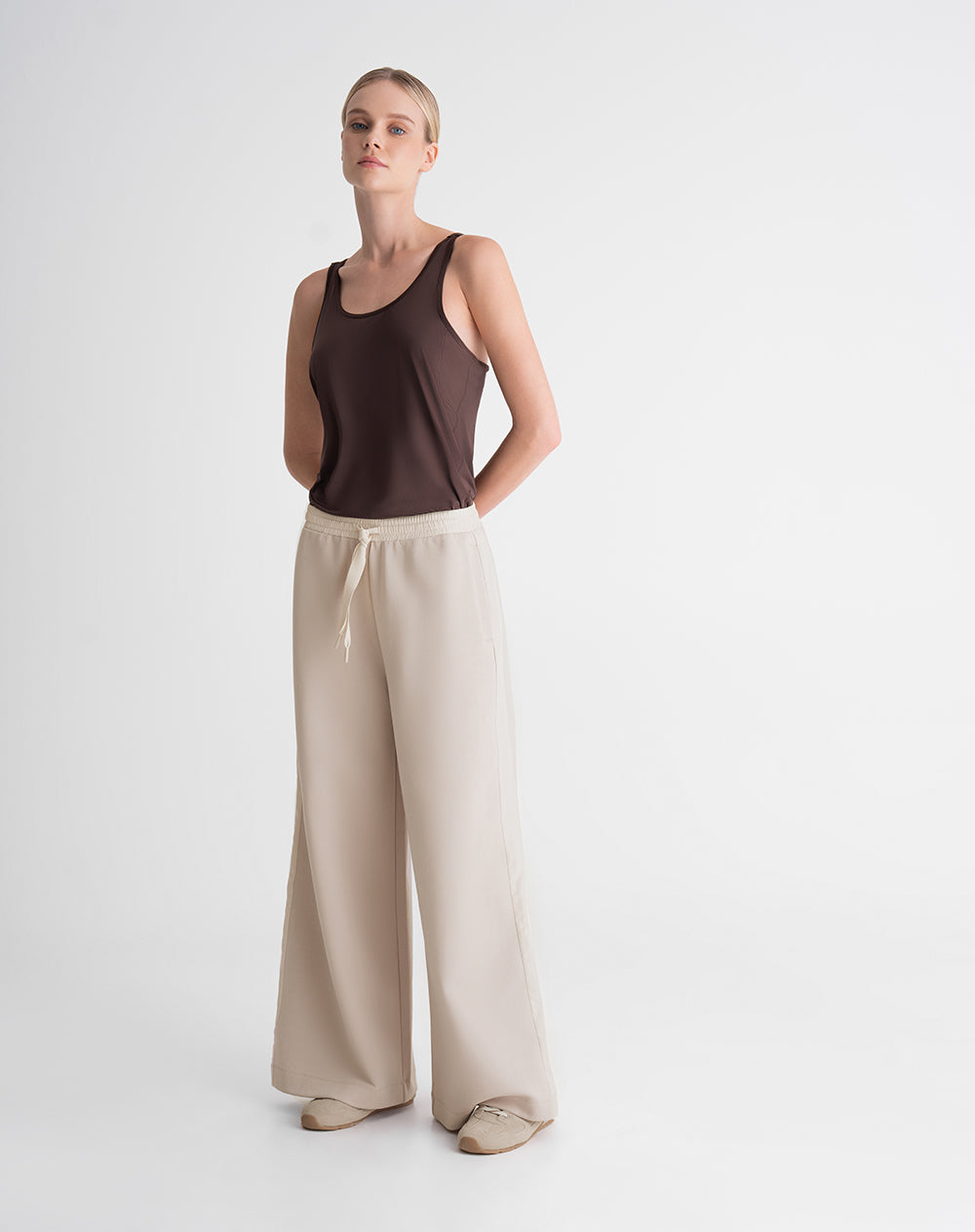 Pantalón holgado tiro alto tacto suave caqui mujer