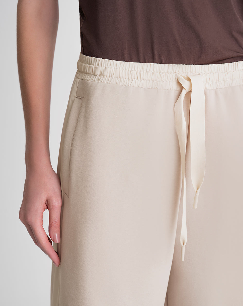 Pantalón holgado tiro alto tacto suave caqui mujer