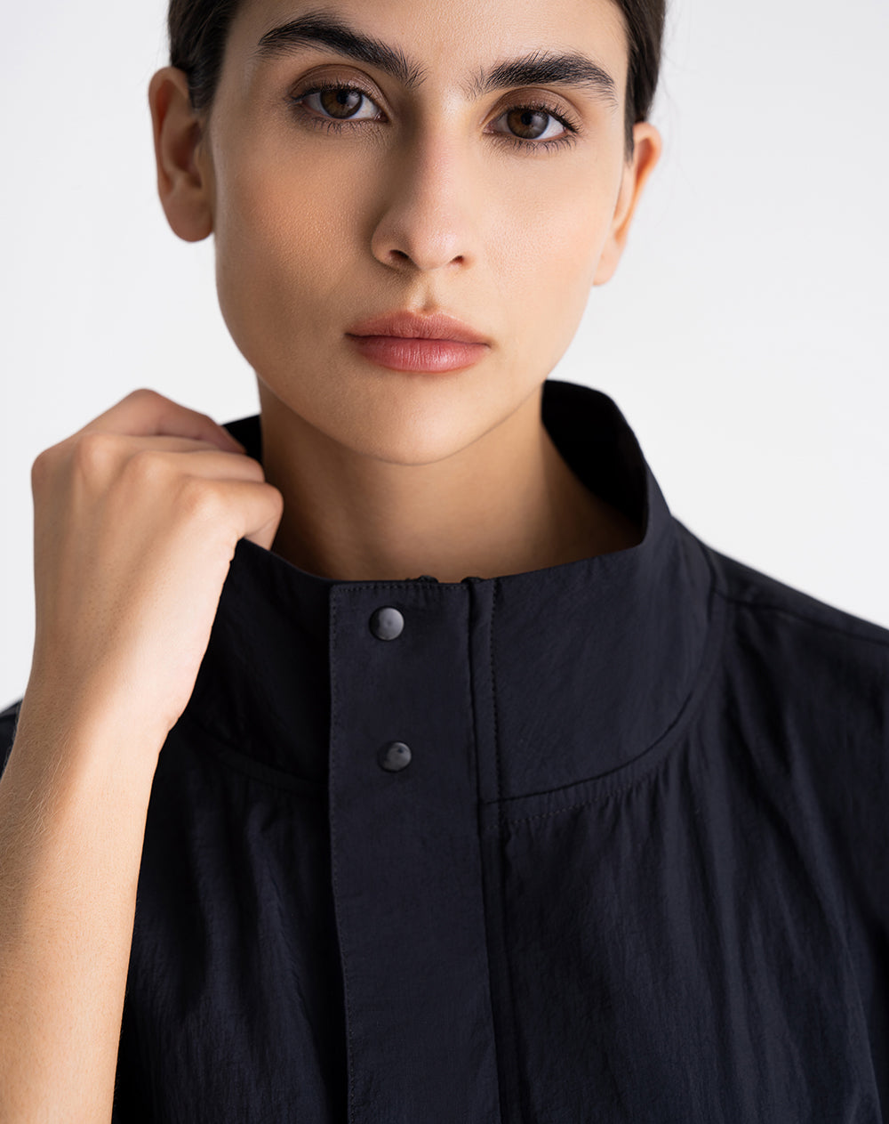 Chaleco rompevientos ajustable en cintura negro mujer