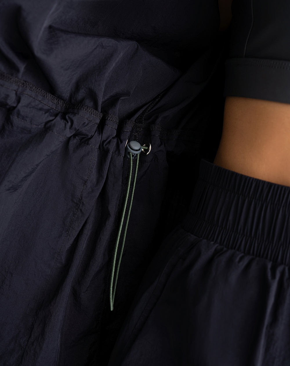 Chaleco rompevientos ajustable en cintura negro mujer