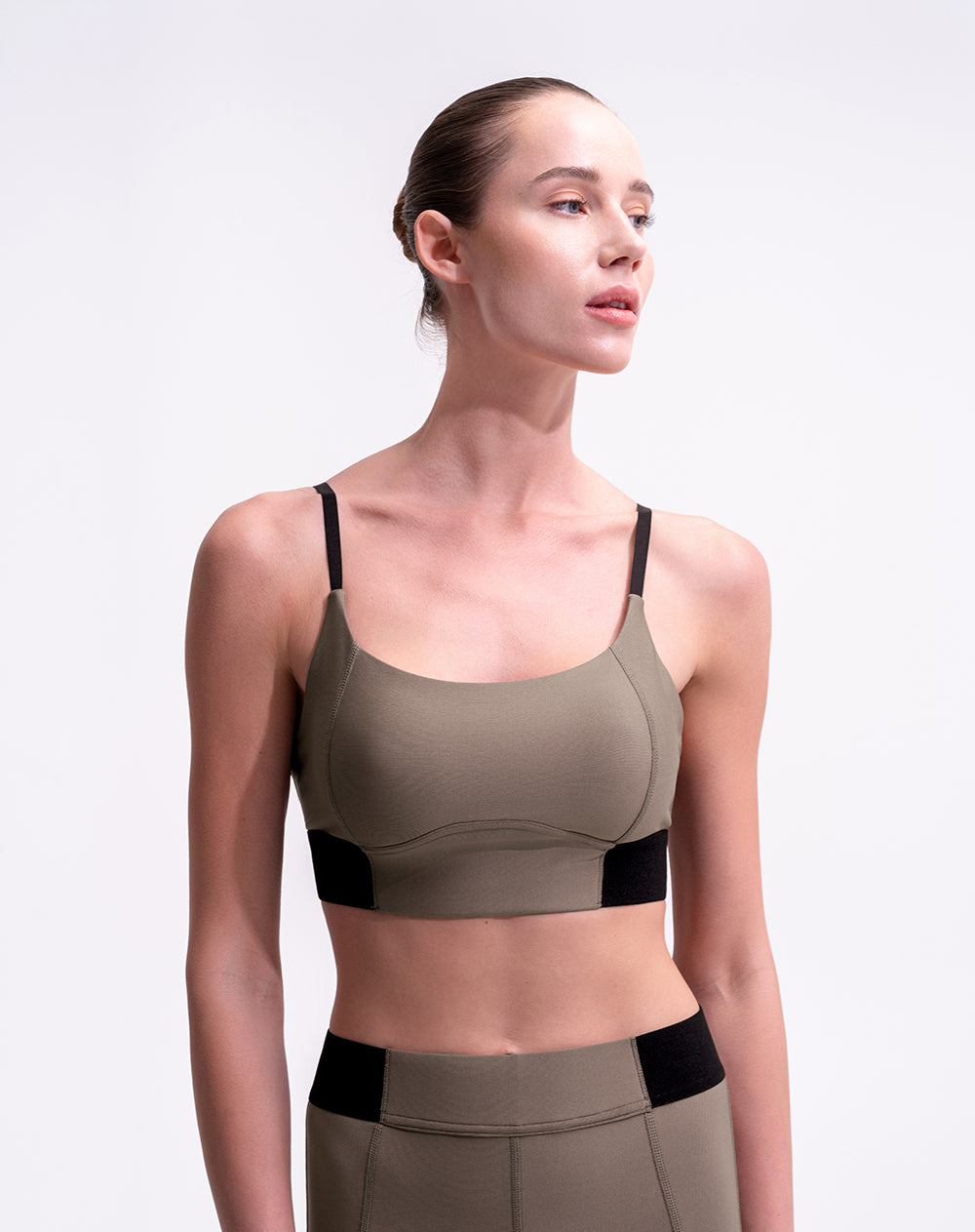 Top deportivo soporte bajo control humedad café