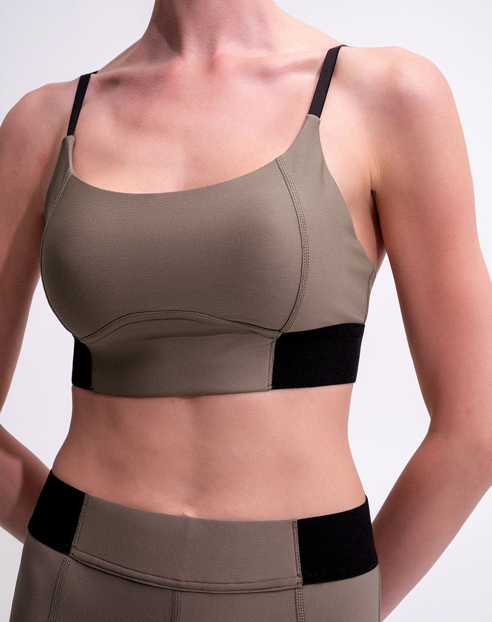 Top deportivo soporte ligero control humedad café