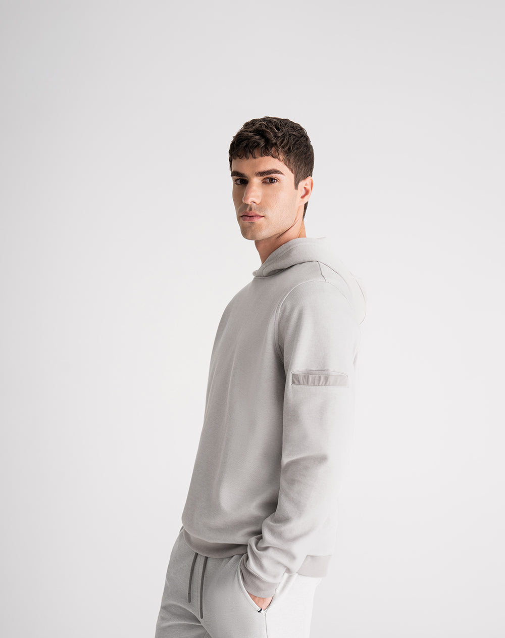 Buzo regular fit taupe