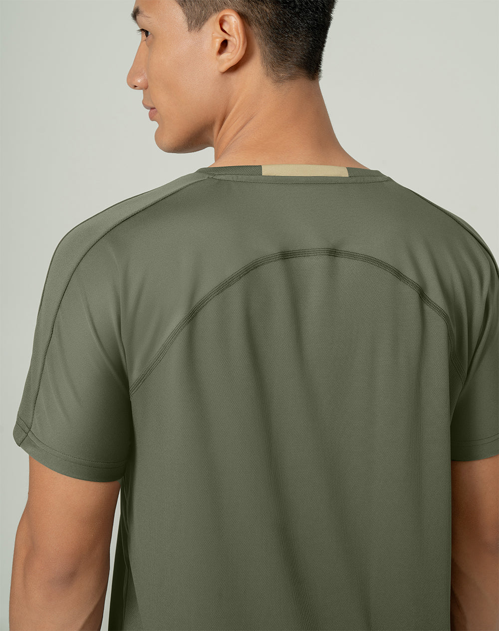 Camiseta regular fit manga corta verde militar