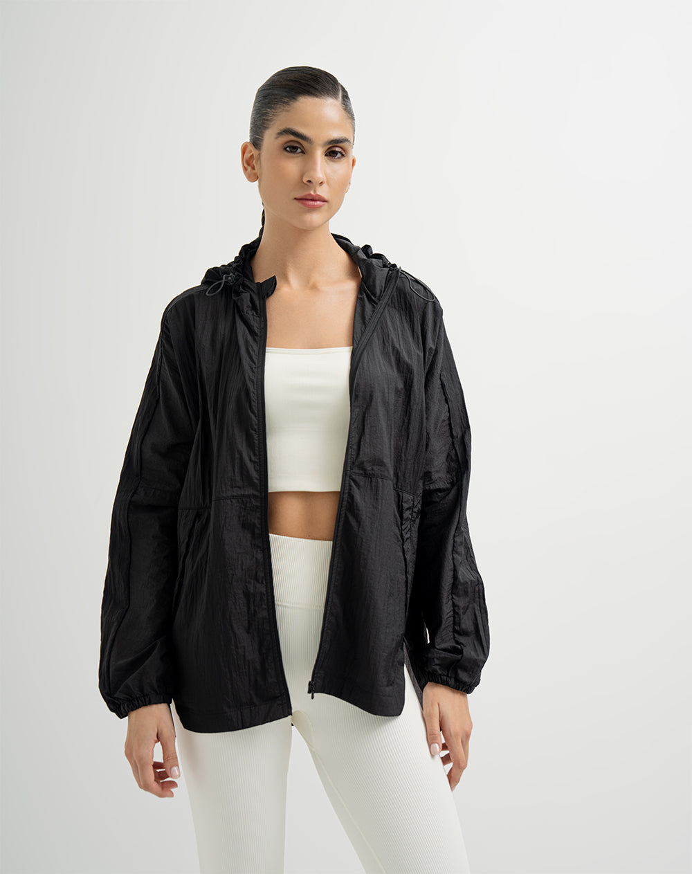 Chaqueta rompevientos con capucha negra para mujer