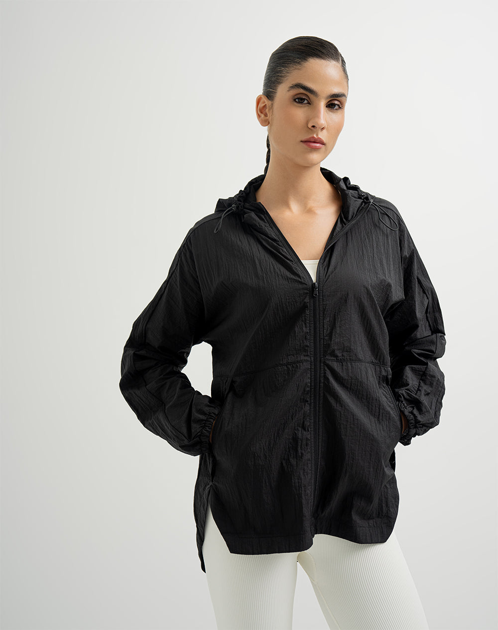 Chaqueta rompevientos con capucha negra para mujer