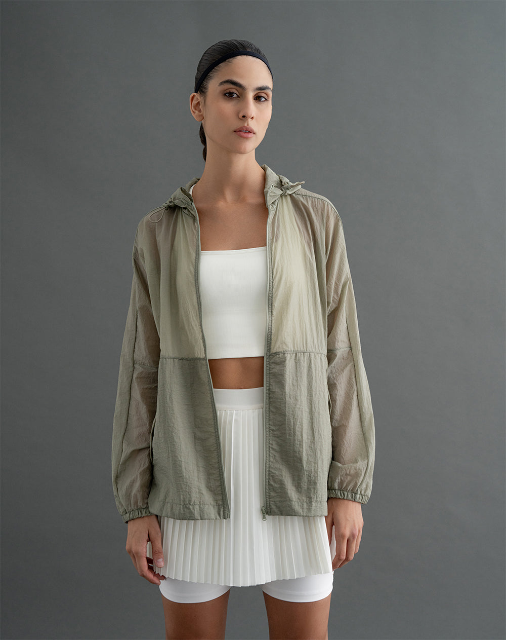 Chaqueta rompevientos con capucha verde para mujer