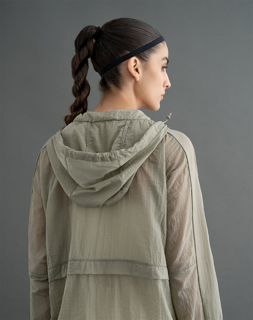 Chaqueta rompevientos con capucha verde mujer