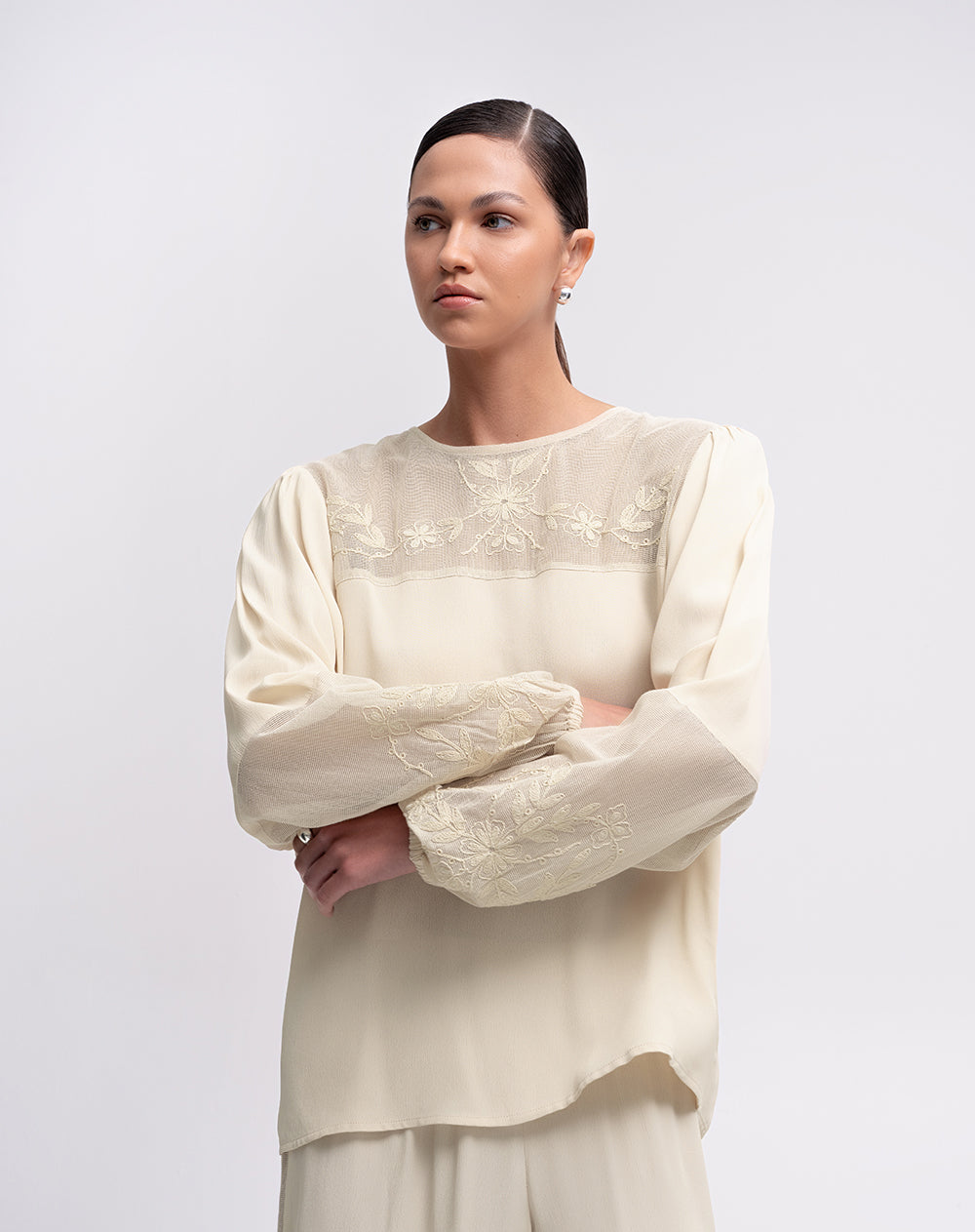 Blusa manga larga encaje bordado beige mujer
