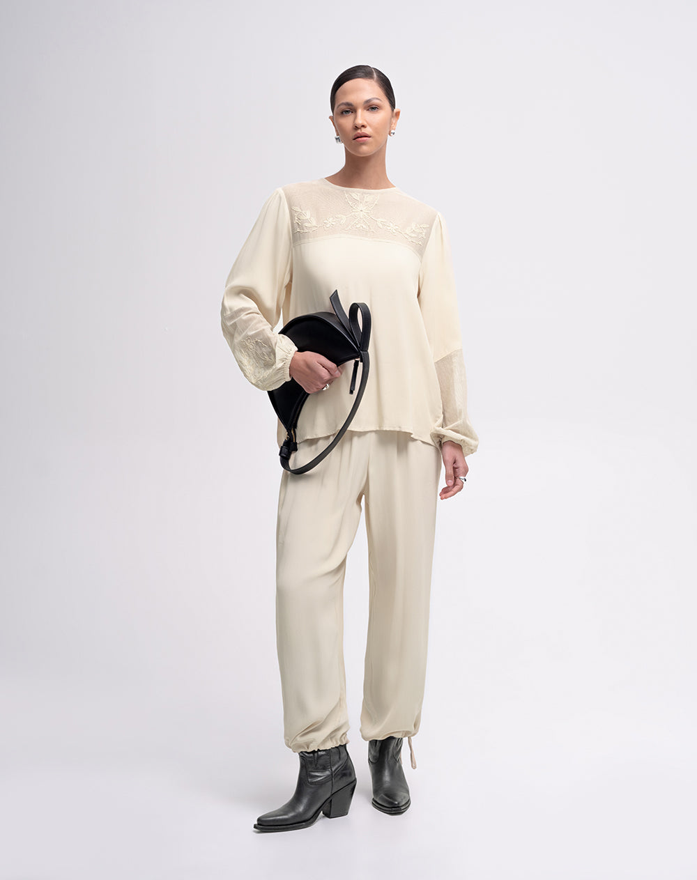 Blusa manga larga encaje bordado beige mujer