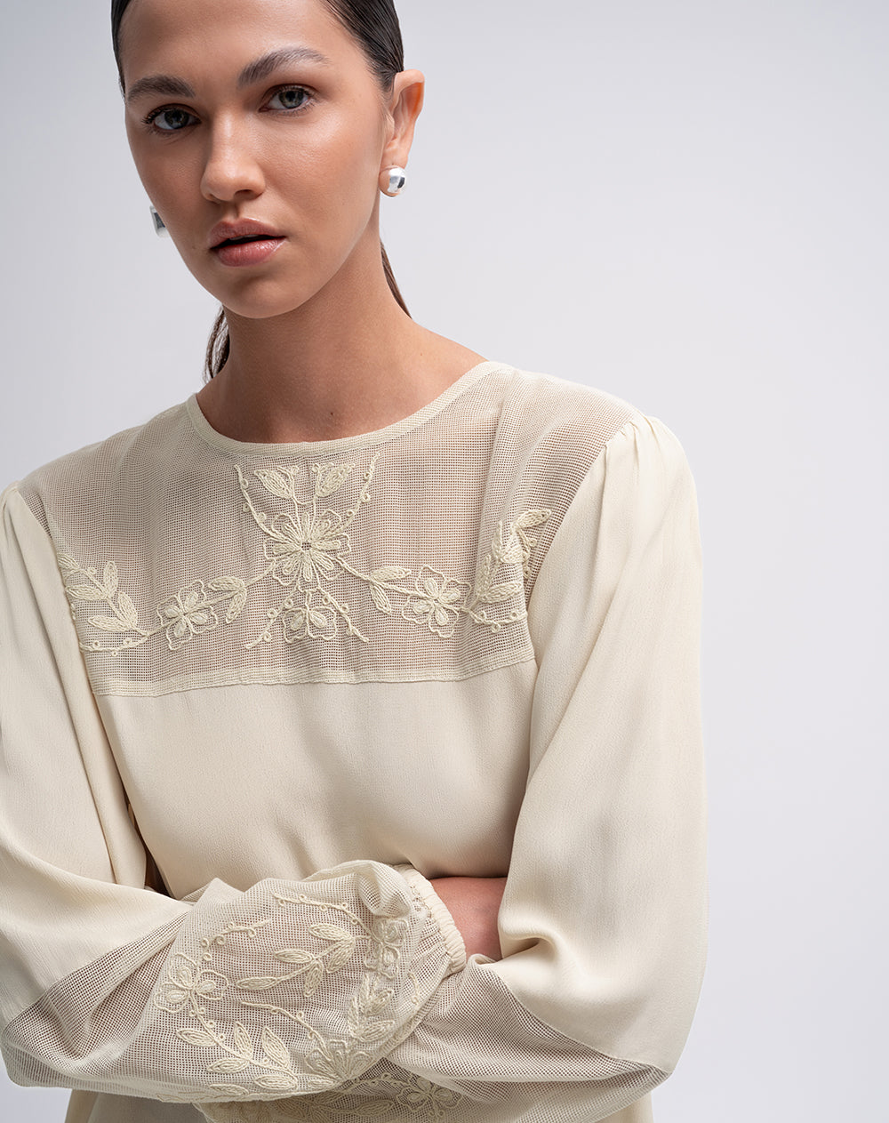 Blusa manga larga encaje bordado beige mujer