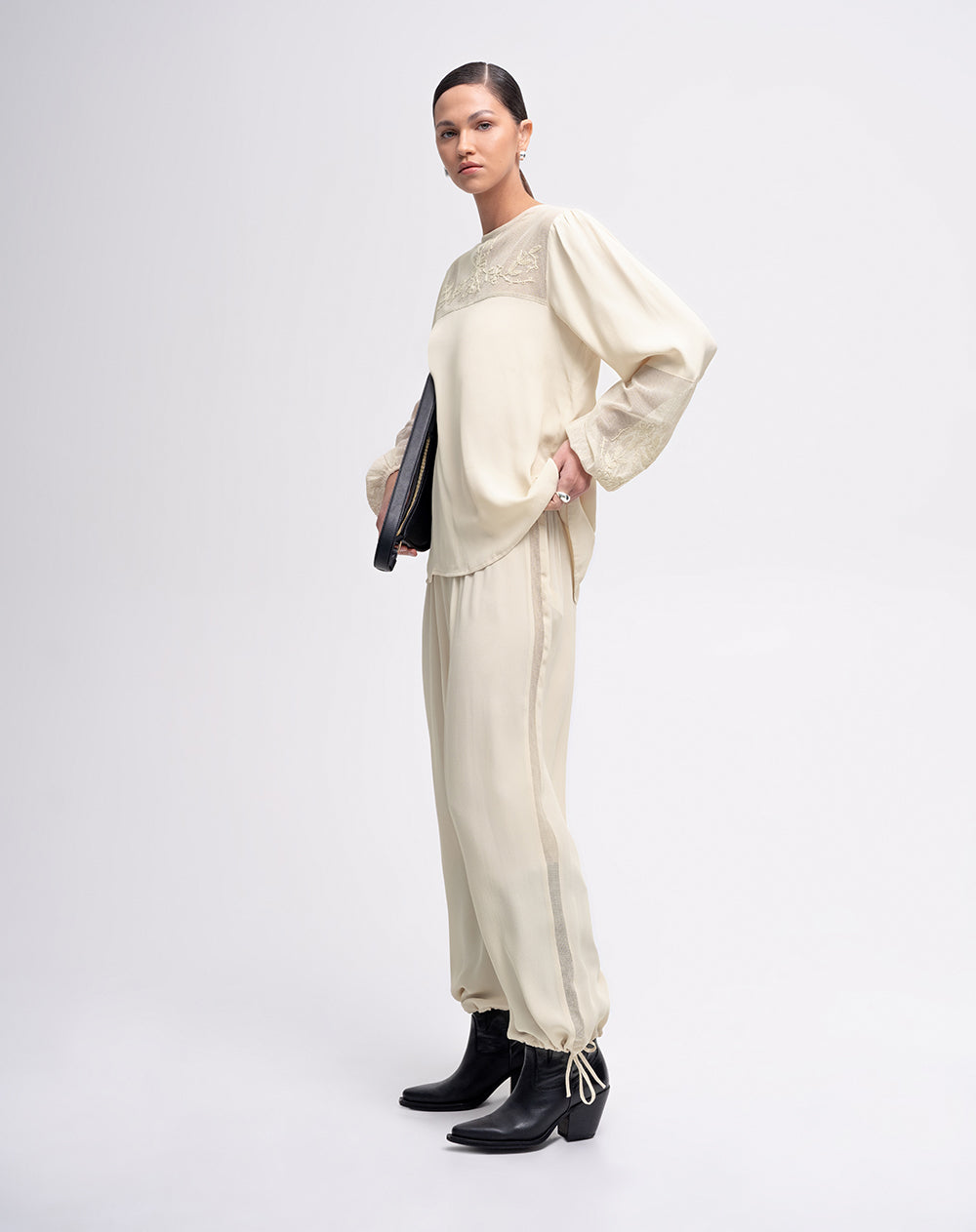 Blusa manga larga encaje bordado beige mujer