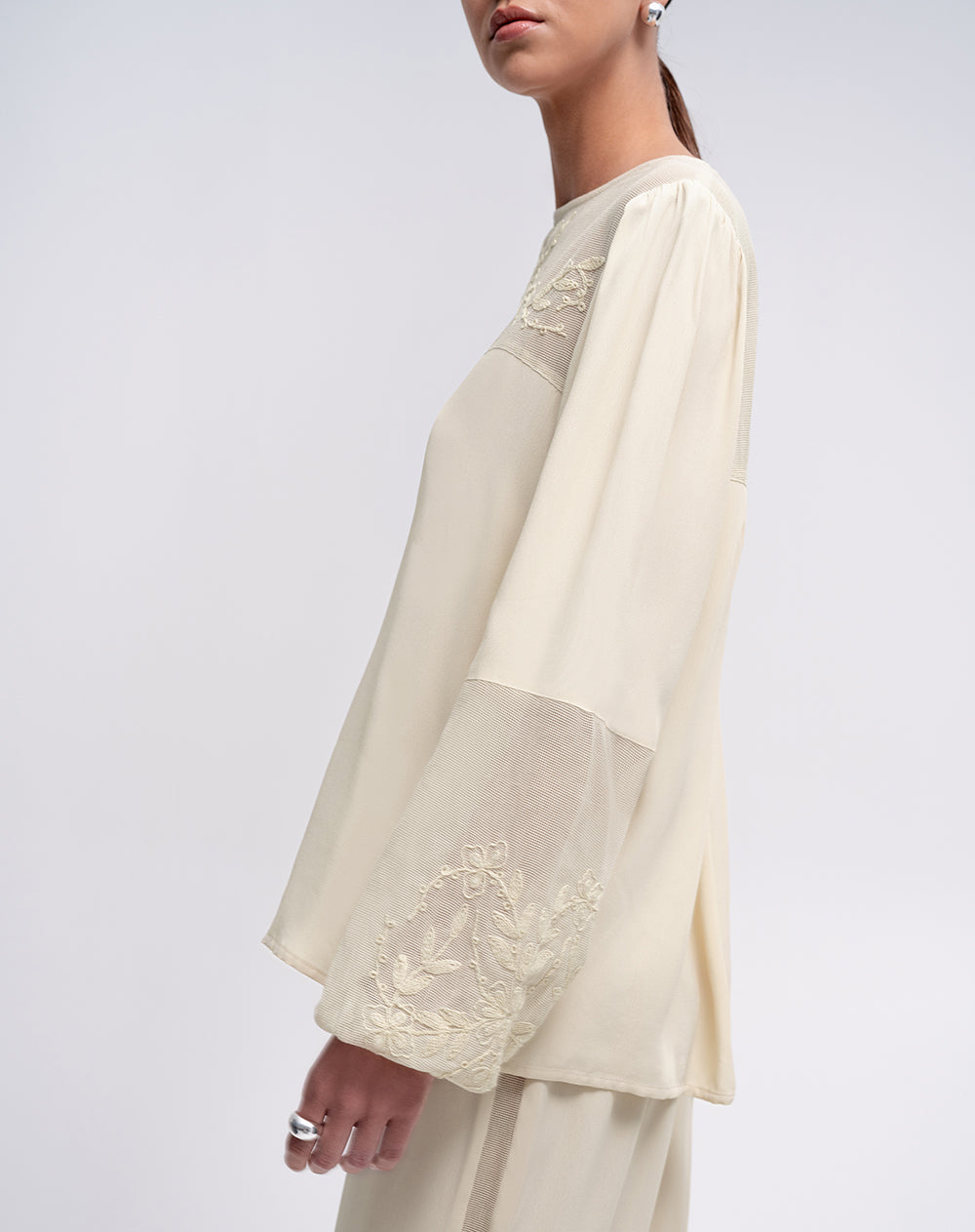 Blusa manga larga encaje bordado beige mujer