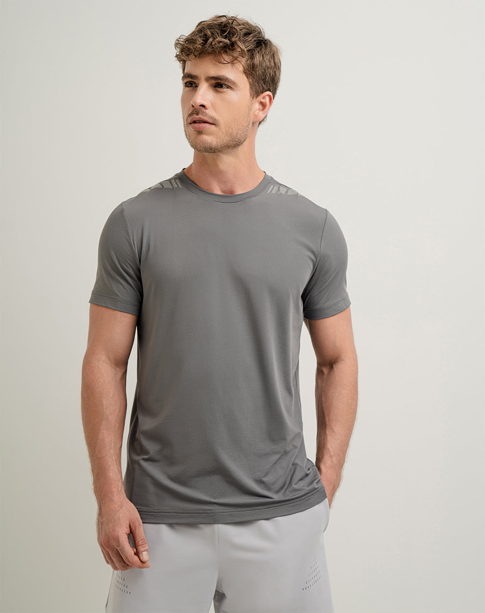 Camiseta regular fit manga corta gris