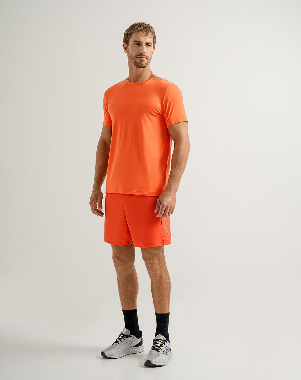 Camiseta deportiva hombre control humedad naranja