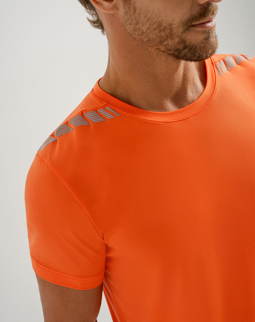 Camiseta deportiva hombre control humedad naranja