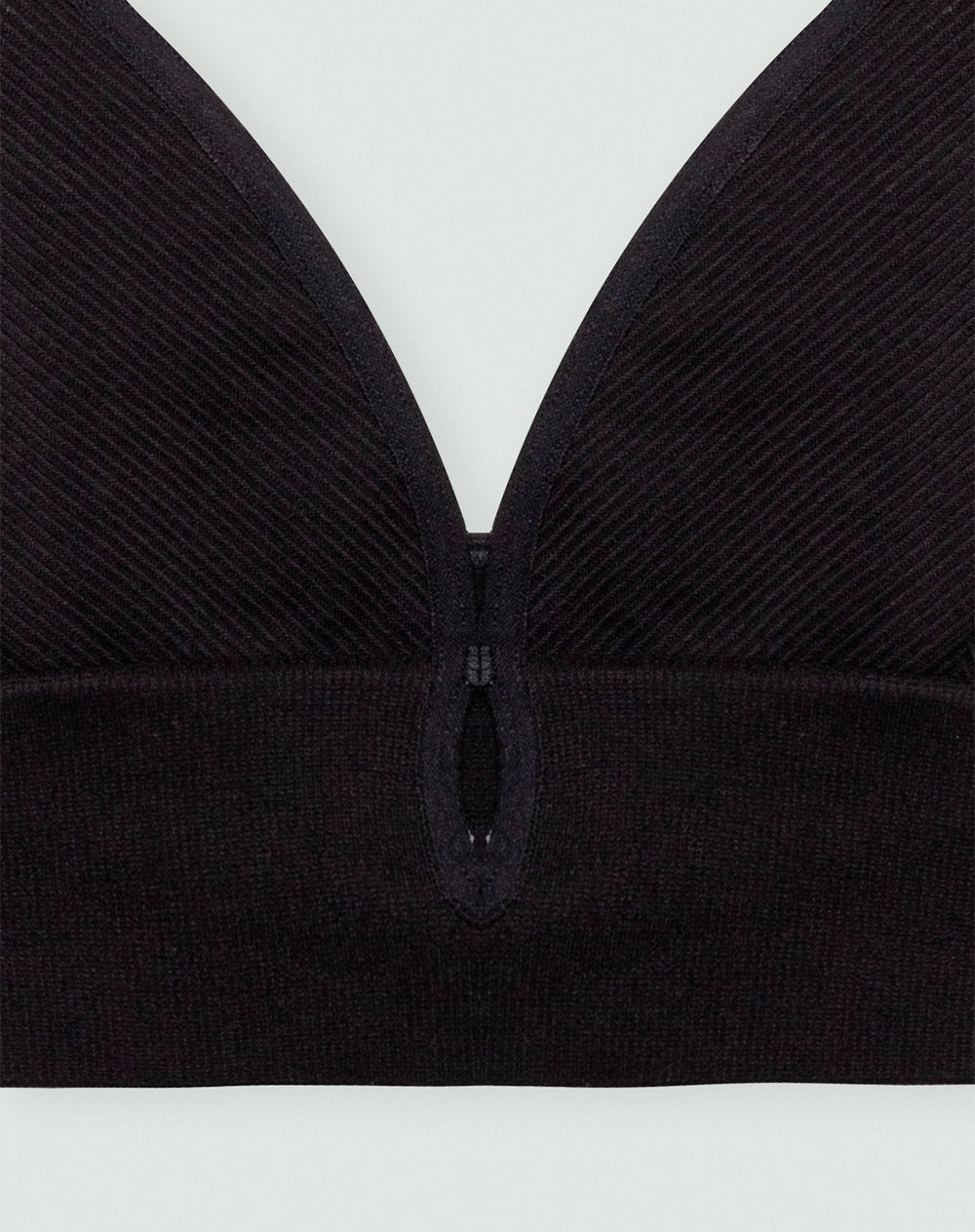 Top soporte medio pocas costuras y alto cubrimiento negro
