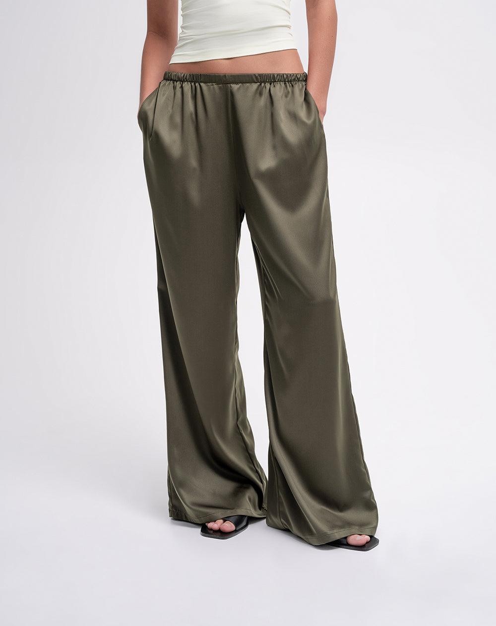 Pantalón tiro alto tipo satín verde mujer