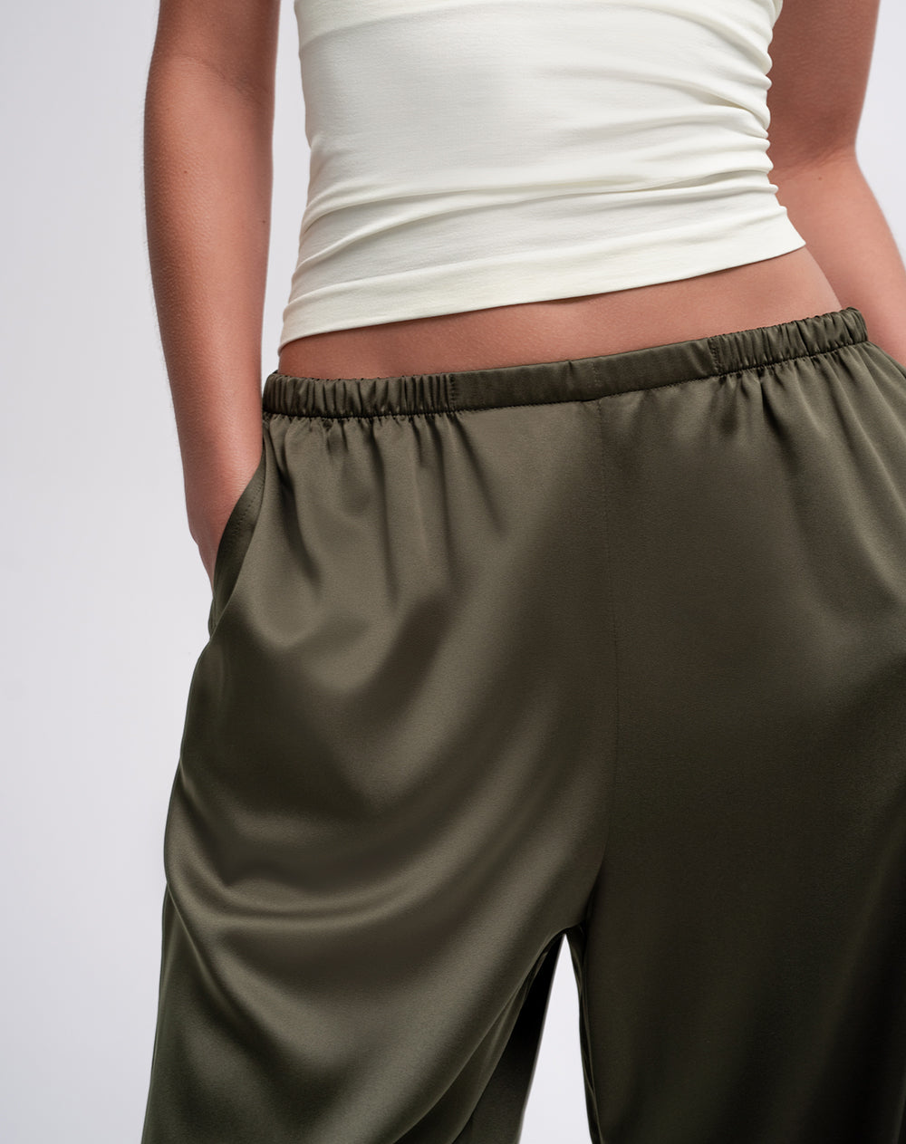 Pantalón tiro alto tipo satín verde mujer