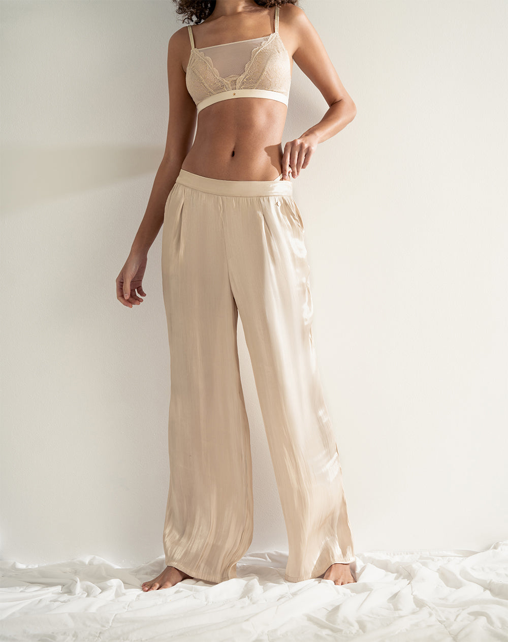 Pantalón relaxed fit tiro alto dorado lurex
