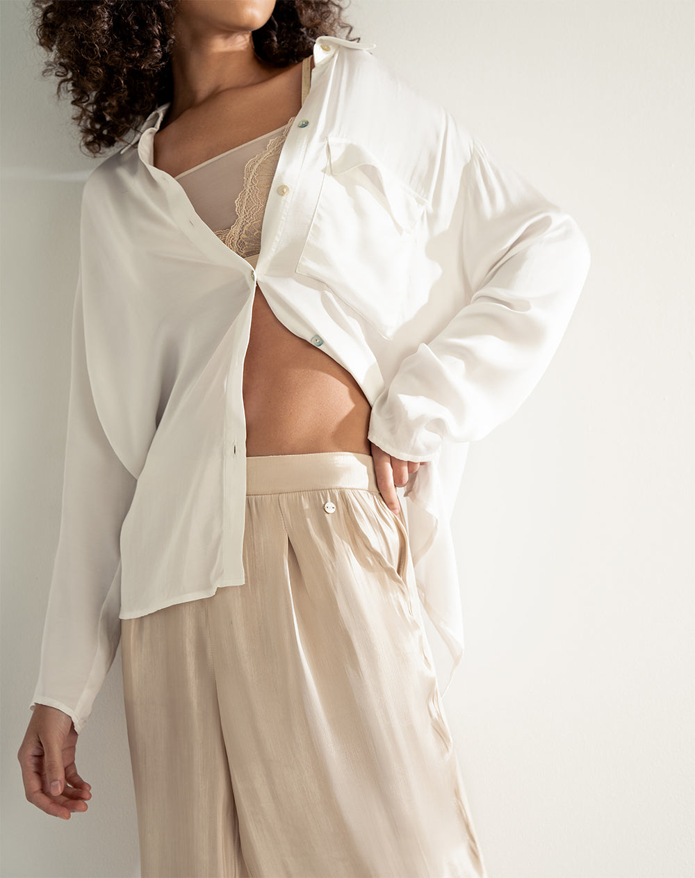 Pantalón relaxed fit tiro alto dorado lurex