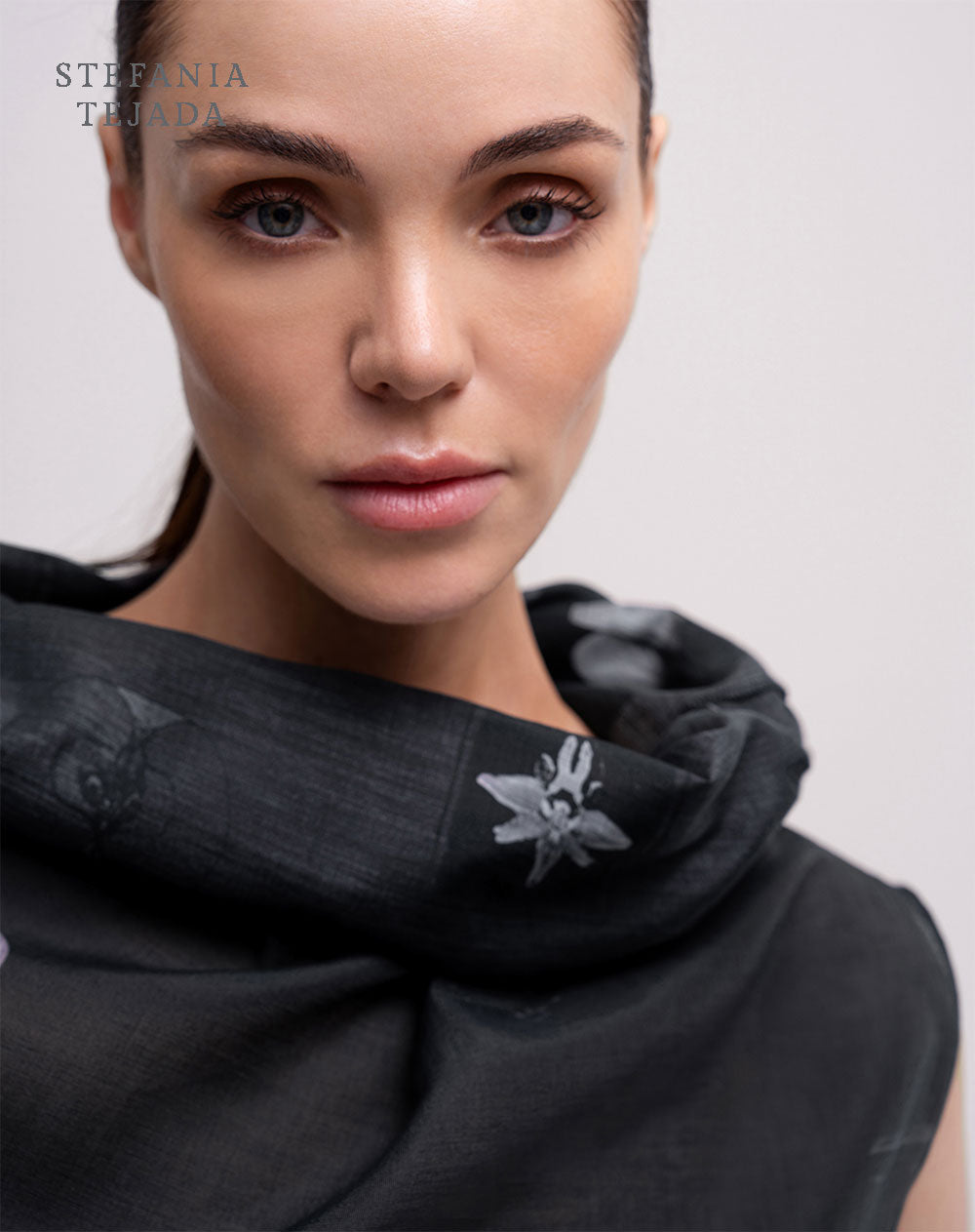 Blusa cuello alto drapeado estampada Stefania Tejada