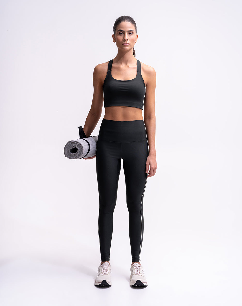 Top deportivo soporte medio control humedad negro