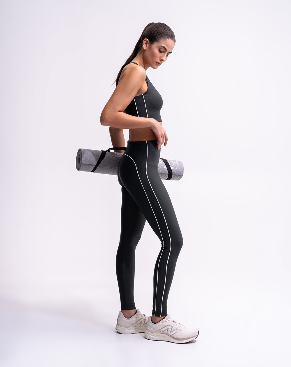 Top deportivo soporte medio control humedad negro