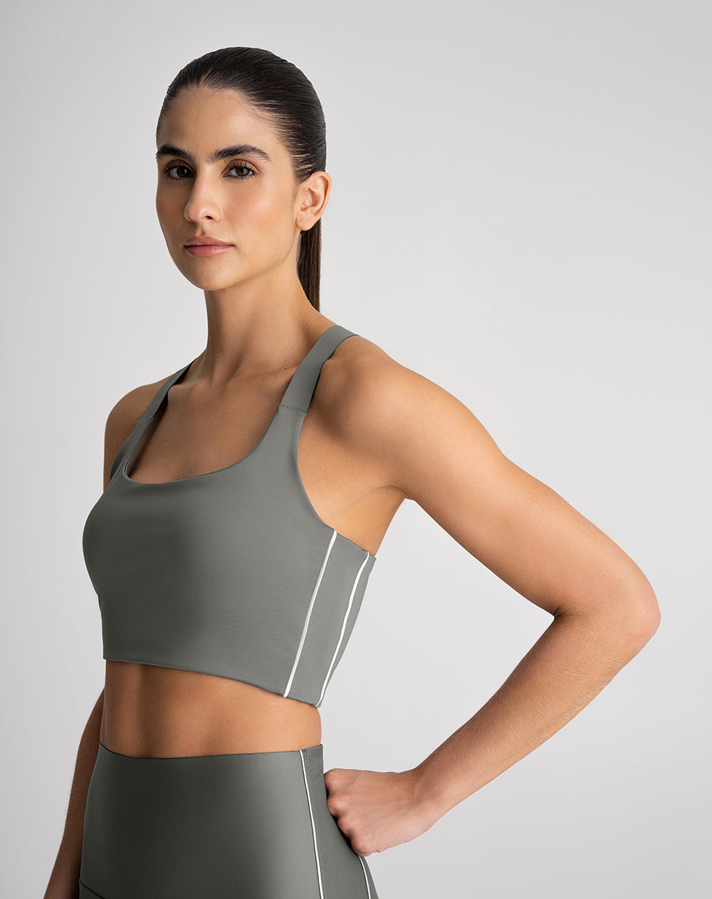 Top deportivo soporte medio control humedad verde