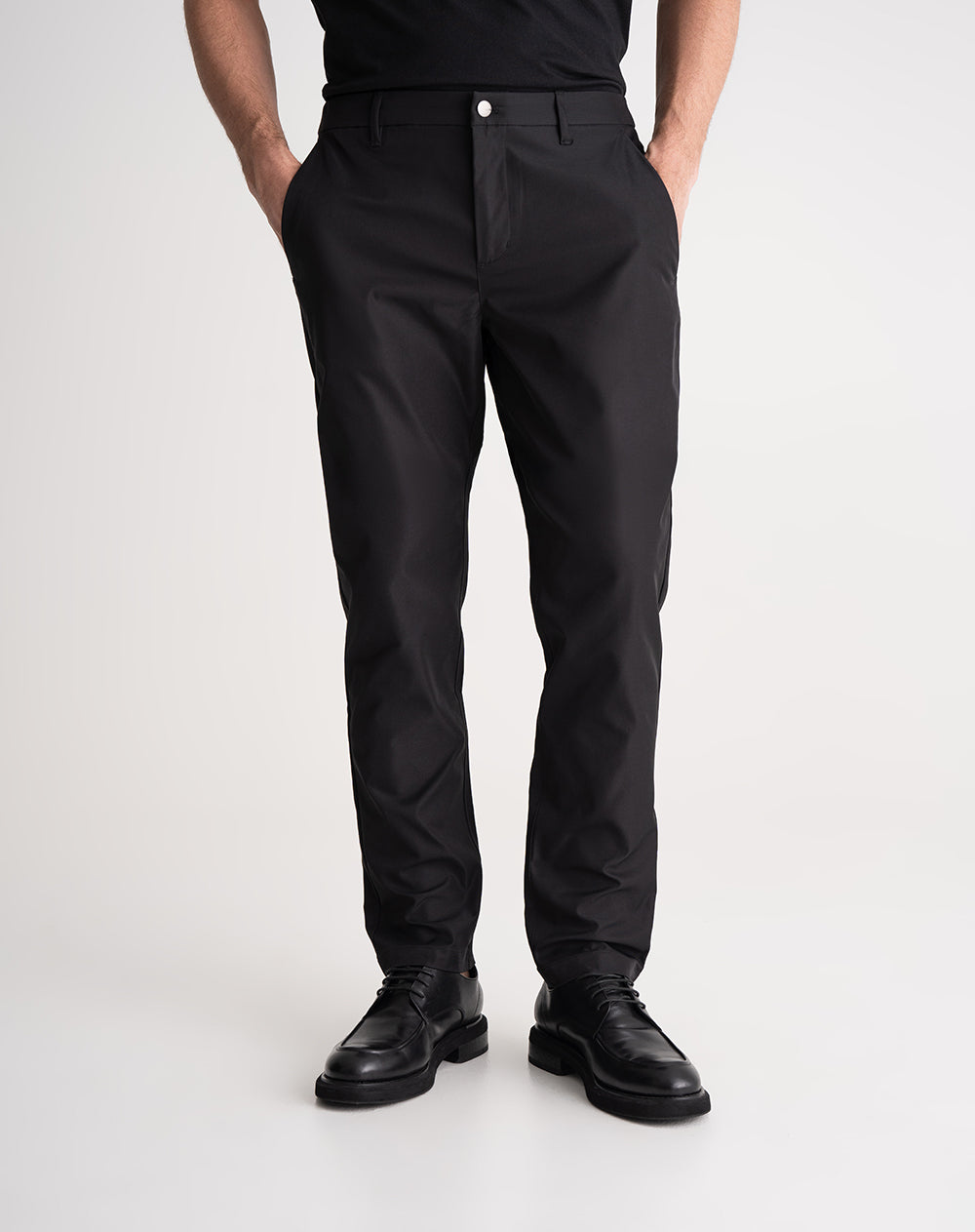 Pantalón regular tiro medio negro hombre