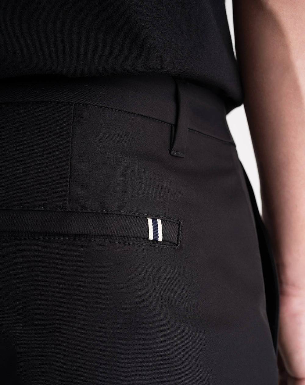 Pantalón regular tiro medio negro hombre