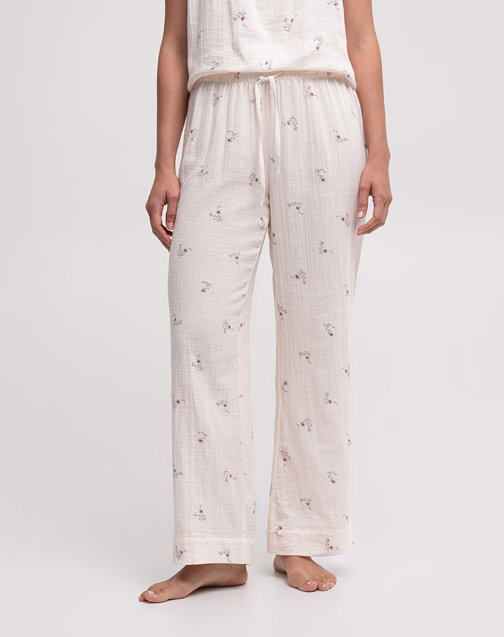 Pantalón relaxed fit tiro medio avena estampado