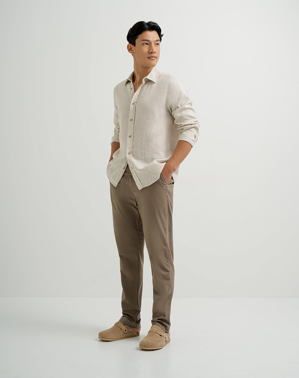 Pantalón chino regular algodón sostenible bolsillos funcionales taupe hombre