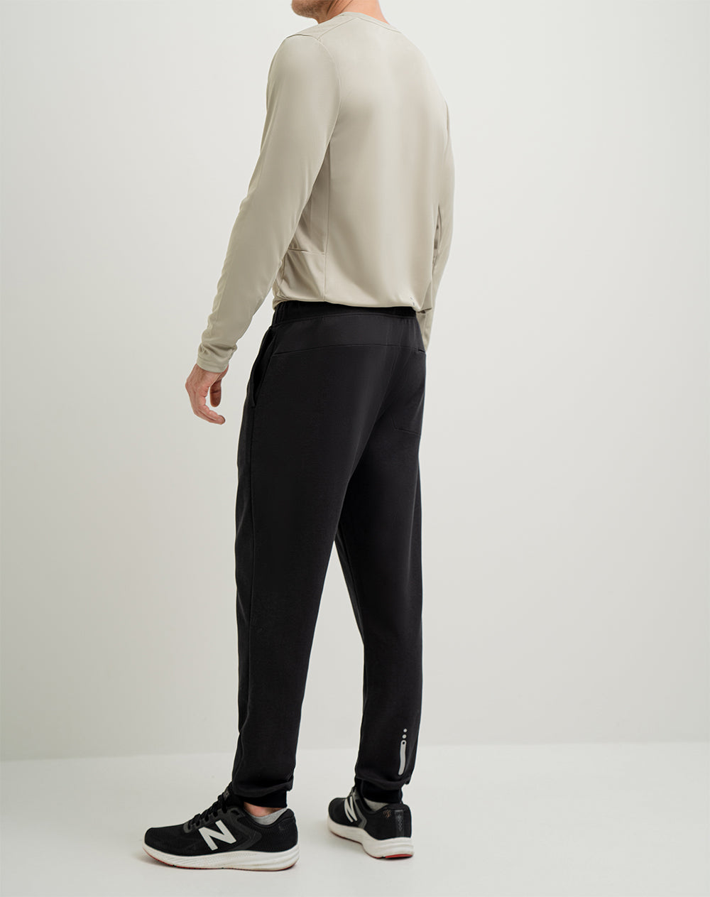 Jogger de algodón sostenible negro para hombre