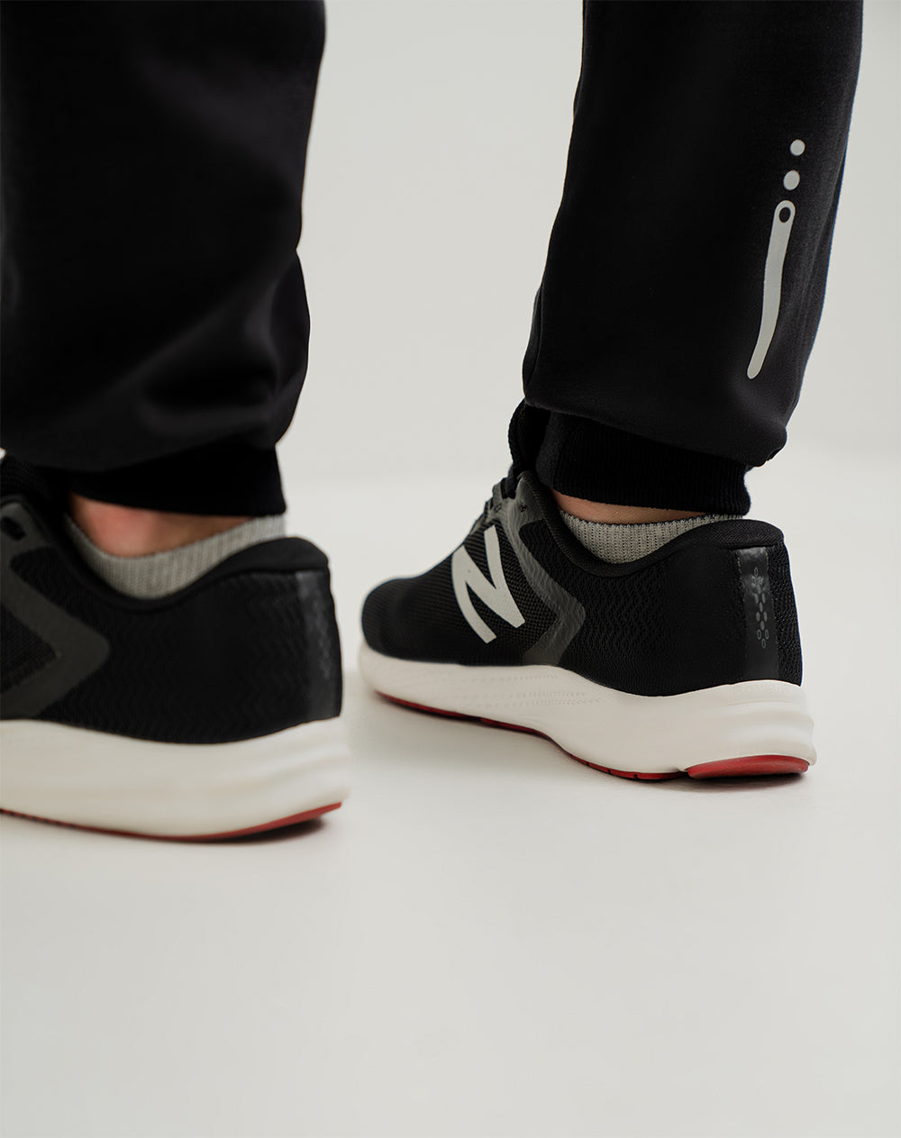 Jogger de algodón sostenible negro para hombre