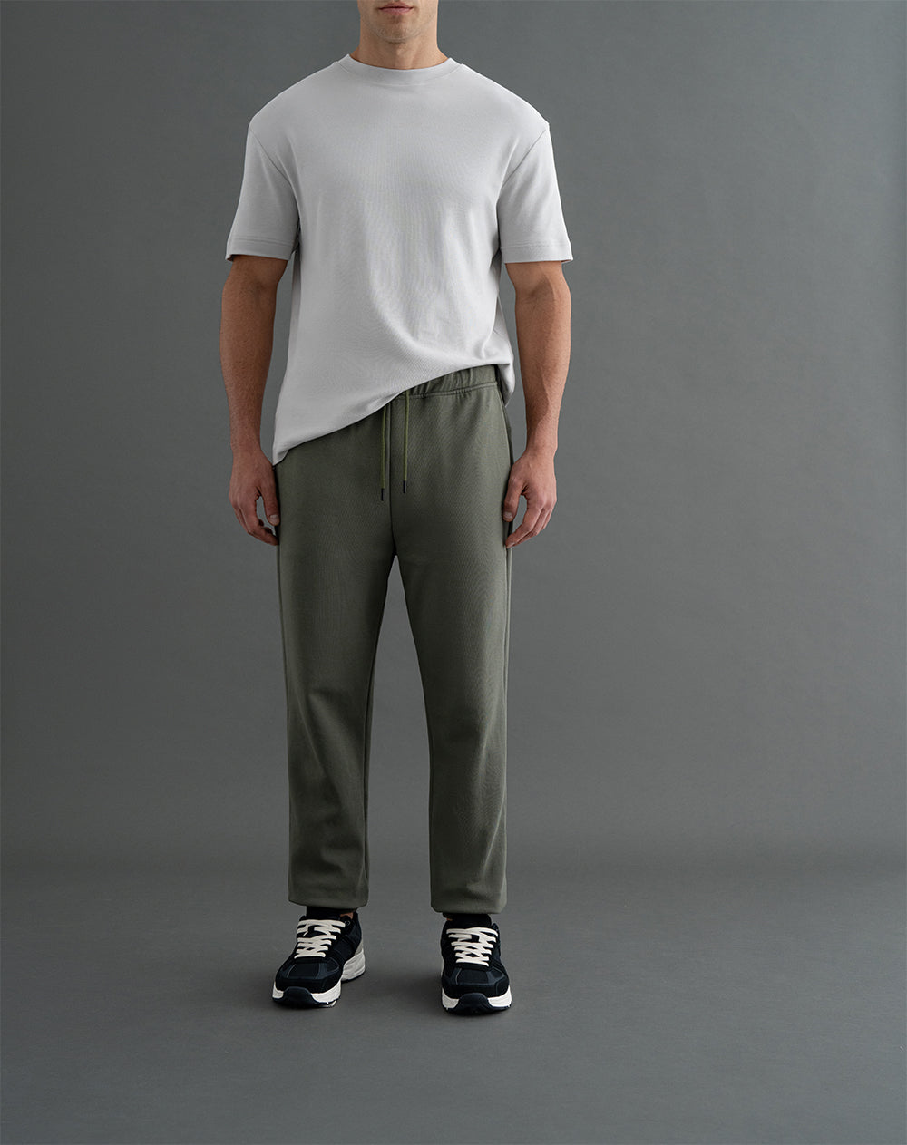 Jogger de algodón sostenible verde militar para hombre