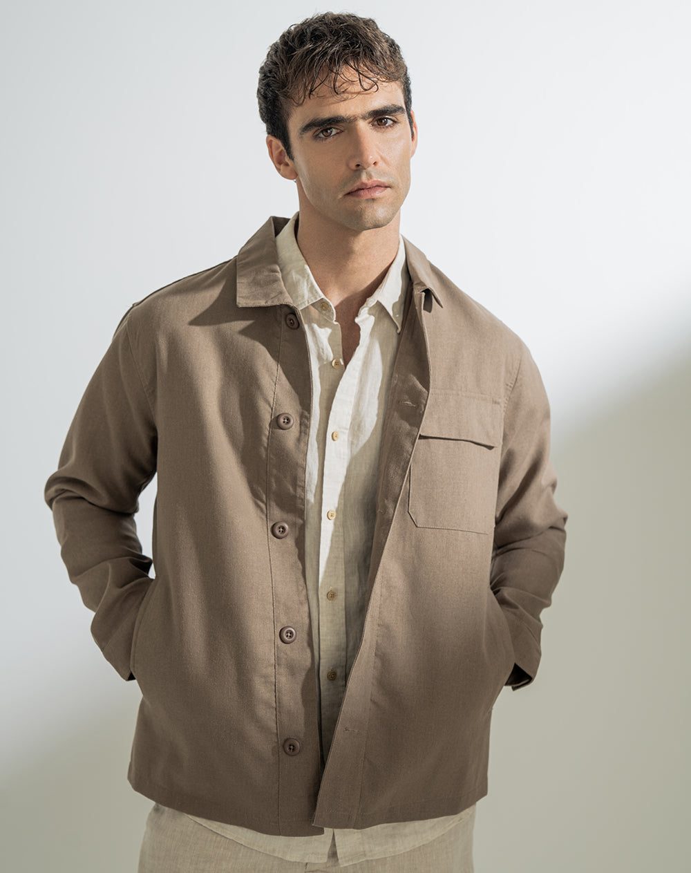 Chaqueta regular fit sin capucha café
